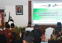 Bupati Banyuwangi, Ipuk Fiestiandani Azwar Anas (kiri depan), memberikan sambutan dalam pelantikan MD KAHMI-FORHATI Banyuwangi periode 2021-2026 di Pendopo Sabha Swagata Blambangan, Sabtu (28/11/2021) malam. Foto detik.com