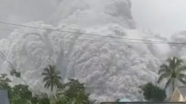 Awan panas guguran terlontar dari Gunung Semeru dan mengarah ke Besuk Kobokan, Desa Sapiturang, Kecamatan Pronojiwo, Kabupaten Lumajang, Jatim, pada Sabtu (4/12/2021), pukul 15.20 WIB. Dokumentasi BPBD Lumajang
