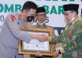 Kapolda NTB, Irjen Mohammad Iqbal (kiri), berjabat tangan dengan Ketua Dewan Penasihat MN KAHMI, Akbar Tandjung, saat penyerahan piagam penghargaan di sela-sela pelantikan pengurus Majelis Daerah KAHMI Lombok Barat, NTB, pada Selasa (14/12/2021). Dokumentasi Polda NTB