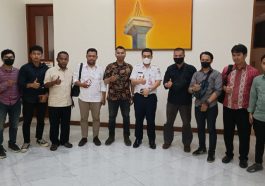 Koordinator Presidium MN KAHMI, Ahmad Riza Patria (kelima kanan), foto bersama beberapa pengurus LMD MN KAHMI di Balai Kota DKI Jakarta, Rabu (16/12/2021). LMD MN KAHMI