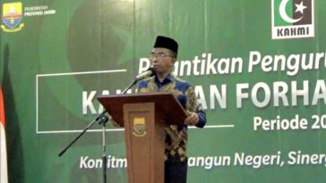 Sekretaris Jenderal Majelis Nasional Korps Alumni Himpunan Mahasiswa Islam (MN KAHMI), Manimbang Kahariady, memberikan sambutan dalam acara pelantikan pengurus MW KAHMI Jambi 2021-2026 di Aula Rumah Dinas Gubernur Jambi, Sabtu (18/12/2021). LMD MN KAHMI