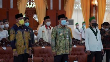 Gubernur Kalsel, Sahbirin Noor (tengah), saat menghadiri pelantikan pengurus Badko HMI Kalselteng di Mahligai Pancasila, Kota Banjarmasin, pada Minggu (16/1/2022). Dokumentasi Pemprov Kalsel