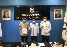 Anggota Ombudsman RI, Hery Susanto (tengah), saat penyerahan Hasil Kajian Sistemik Tata Kelola dan Pengawasan IPPKH/P2KH di Gedung ORI, Jakarta, pada Kamis (6/1/2022). Dokumentasi Ombudsman