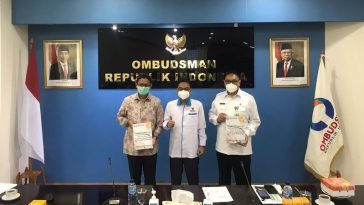 Anggota Ombudsman RI, Hery Susanto (tengah), saat penyerahan Hasil Kajian Sistemik Tata Kelola dan Pengawasan IPPKH/P2KH di Gedung ORI, Jakarta, pada Kamis (6/1/2022). Dokumentasi Ombudsman