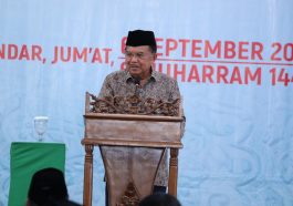Wakil Presiden Jusuf Kalla (JK) memberikan sambutan dalam Tasyakuran Sewindu Ponpes Modern Tazakka di Masjid Az-Zaky, Kabupaten Batang, Jateng, pada Jumat (6/9/2019). Dokumentasi Kemenpan RB