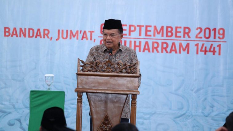 Wakil Presiden Jusuf Kalla (JK) memberikan sambutan dalam Tasyakuran Sewindu Ponpes Modern Tazakka di Masjid Az-Zaky, Kabupaten Batang, Jateng, pada Jumat (6/9/2019). Dokumentasi Kemenpan RB