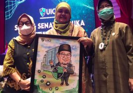 Istri mendiang Ketua MPTK Harry Azhar Azis, Amanah Abdulkadir (tengah), usai menerima penghargaan khusus di sela-sela acara Dies Natalis I UICI di Jakarta, Senin (17/1/2022). LMD MN KAHMI