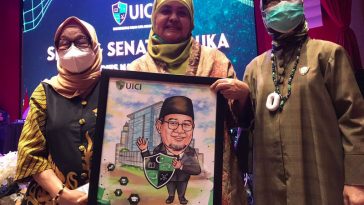 Istri mendiang Ketua MPTK Harry Azhar Azis, Amanah Abdulkadir (tengah), usai menerima penghargaan khusus di sela-sela acara Dies Natalis I UICI di Jakarta, Senin (17/1/2022). LMD MN KAHMI