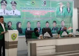 Bupati Barru yang juga Ketua Dewan Penasihat KAHMI Barru, Suardi Saleh (kiri), memberikan sambutan di sela-sela pelantikan pengurus MD KAHMI Barru 2021-2026 di Baruga Singkeru Ada’e, Rumah Jabatan Bupati Barru, pada Kamis (6/1/2022). Foto Radarbarru.com