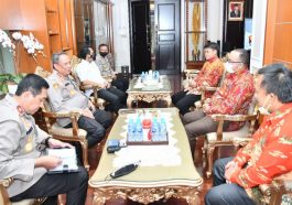 Koordinator Presidium KAHMI Jabar, Joni Martiyus Sikumbang (tengah kanan), bersama rombongan saat mengadakan pertemuan dengan jajaran Polda Jabar di Mapolda Jabar, Kota Bandung, pada Senin (24/1/2022). Foto Lead.co.id