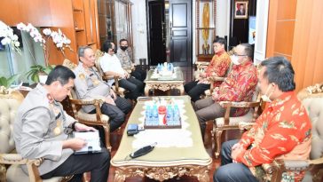 Koordinator Presidium KAHMI Jabar, Joni Martiyus Sikumbang (tengah kanan), bersama rombongan saat mengadakan pertemuan dengan jajaran Polda Jabar di Mapolda Jabar, Kota Bandung, pada Senin (24/1/2022). Foto Lead.co.id