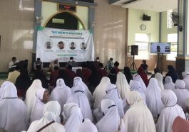 Suasana dialog Ngaji Bareng Pelayanan Publik bertema "Memperkuat Peran Pondok Pesantren dalam Pengawasan Pelayanan Publik" di Ponpes Al-Ishlah, Cirebon, pada Minggu (27/2/2022). Dokumentasi Ombudsman