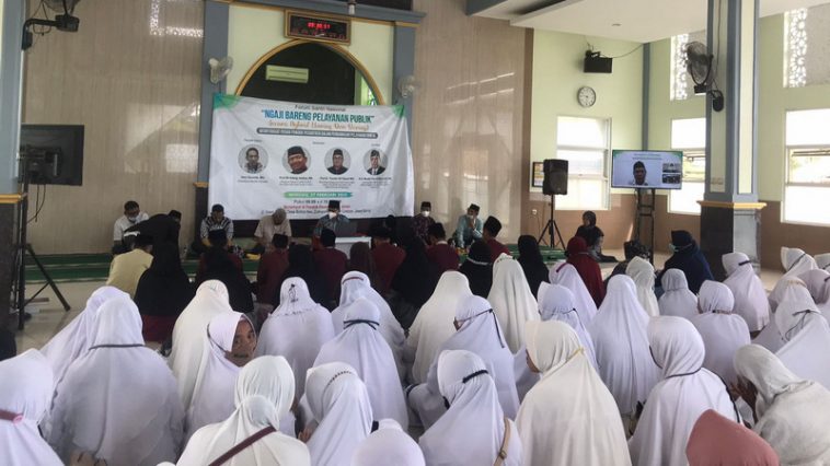 Suasana dialog Ngaji Bareng Pelayanan Publik bertema "Memperkuat Peran Pondok Pesantren dalam Pengawasan Pelayanan Publik" di Ponpes Al-Ishlah, Cirebon, pada Minggu (27/2/2022). Dokumentasi Ombudsman