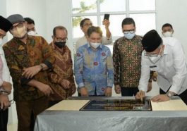 Gubernur Aceh, Nova Iriansyah (kedua kanan), menandatangani prasasti peresmian Gedung KAHMI Aceh di Jalan Tgk Bakurma, Kecamatan Kuta Baro, Aceh Besar, pada Rabu (23/2/2022). Foto RRI
