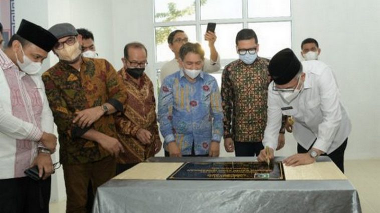 Gubernur Aceh, Nova Iriansyah (kedua kanan), menandatangani prasasti peresmian Gedung KAHMI Aceh di Jalan Tgk Bakurma, Kecamatan Kuta Baro, Aceh Besar, pada Rabu (23/2/2022). Foto RRI