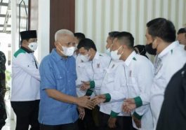 Bupati Asahan, Surya (kemeja biru), di sela-sela pelantikan pengurus MD KAHMI dan FORHATI Asahan 2021-2026 di Pendopo Rumah Dinas Bupati Asahan, Sumut, pada Minggu (20/2/2022). Foto Tuntasonline.com