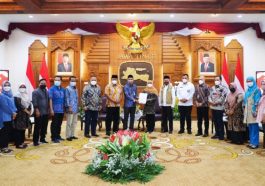 Penyerahan sertifikat kepada Gubernur Jatim, Khofifah Indar Parawansa, oleh MW KAHMI Jatim di Gedung Negara Grahadi, Kota Surabaya, pada Rabu (9/2/2022). Dokumentasi Pemprov Jatim