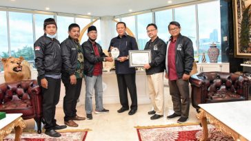 Ketua MPR, Bambang Soesatyo alias Bamsoet (ketiga kanan), saat menerima penghargaan dari MW KAHMI Jaya di kantornya, Jakarta, pada Kamis (10/2/2022). Dokumentasi KAHMI Jaya