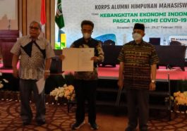 Bendahara Umum MN KAHMI, Achmad Nasir Biasane (kiri), mendampingi Sekretaris Umum MN KAHMI, Manimbang Kahariady (kedua kiri), saat peluncuran kerja sama KAHMI dengan BPKH untuk memperkuat peran di bidang keumatan di sela-sela Rakornas IV KAHMI di Kota Batam, Kepri, pada Sabtu (26/2/2022). LMD MN KAHMI/M. Gifari Descha
