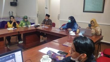 Ketua Panitia Pelaksana Rakornas IV KAHMI, Anita Ariyani (batik biru), saat memimpin rapat panitia dari KAHMI Center, Jakarta, pada Rabu (23/2/2022). Foto LMD MN KAHMI/Fatah Sidik