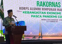 Gubernur Kepri, Ansar Ahmad, membacakan sambutan dalam pembukaan Rakornas IV KAHMI di Kota Batam, Kepri, pada Jumat (25/2/2022). LMD MN KAHMI/Fatah Sidik