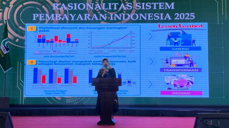 Direktur Utama PT Insan Cita Mandiri Sejahtera dan Ketua Umum MN FORHATI, Hanifah Husein, mempresentasikan tentang PT Insan Cita Mandiri Sejahtera dan KAHMIPay atau K-Pay di sela-sela penutupan Rakornas IV KAHMI di Kota Batam, Kepri, pada Sabtu (26/2/2022) malam. LMD MN KAHMI/Fatah Sidik