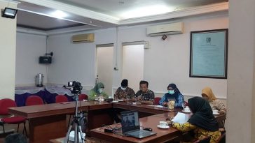 Sekjen MN KAHMI, Manimbang Kahariady (ketiga kiri), menyampaikan pesan saat mengikuti Rapat Panitia Rakornas IV KAHMI secara daring dan luring dari KAHMI Center, Jakarta Selatan, pada Rabu (23/2/2022). Foto LMD MN KAHMI/M. Gifari Decha
