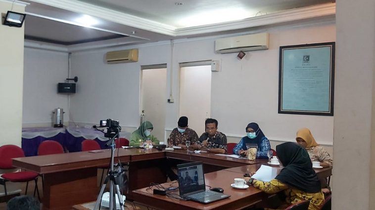 Sekjen MN KAHMI, Manimbang Kahariady (ketiga kiri), menyampaikan pesan saat mengikuti Rapat Panitia Rakornas IV KAHMI secara daring dan luring dari KAHMI Center, Jakarta Selatan, pada Rabu (23/2/2022). Foto LMD MN KAHMI/M. Gifari Decha