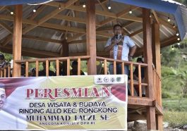 Anggota Komisi V DPR asal Dapil Sulsel III, Muhammad Fauzi, memberikan sambutan dalam peresmian desa wisata dan budaya di Desa Rinding Allo, Kecamatan Rongkong, Kabupaten Luwu Utara, Sulsel, pada Minggu (27/2/2022). Instagram/@muhammadfauzi.id