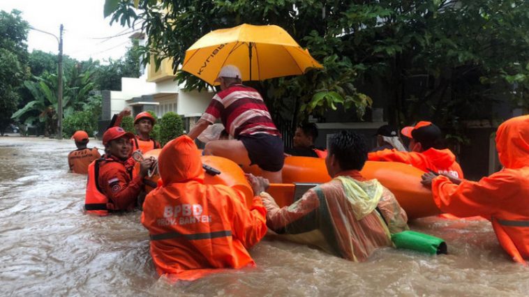 Tim BPBD Kota Serang mengevakuasi warga yang terdampak banjir di Kota Serang, Banten, pada Rabu (2/3/2022). Dokumentasi BPBD Kota Serang via BNPB