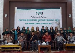 Pengurus MD FORHATI Bukittinggi foto bersama para undangan pelantikan pengurus MD FORHATI Bukittinggi 2022-20227 di Pendopo Rumah Dinas Wali Kota Bukittinggi, Sumbar, pada Minggu (27/3/2022). Foto Sumbarmadani.com