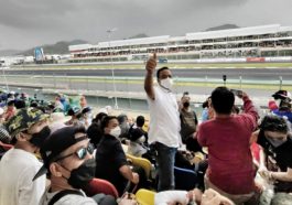 Gubernur DKI Jakarta, Anies Baswedan (mengacungkan jempol), saat menyaksikan pertandingan MotoGP di Sirkuit Mandalika, Pulau Lombok, NTB, pada Minggu (20/3/2022). Twitter/@aniesbaswedan