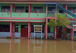 SD Negeri Karangantu, Kota Serang, Banten, tergenang banjir pada Rabu (2/3/2022). Foto Antara/Asep Fathulrahman
