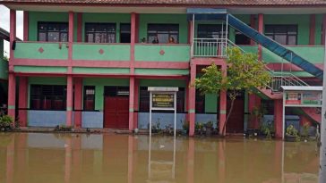 SD Negeri Karangantu, Kota Serang, Banten, tergenang banjir pada Rabu (2/3/2022). Foto Antara/Asep Fathulrahman