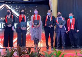 Ketua Komite I DPD RI, Fachrul Razi (ketiga kanan), dalam acara penyerahan penghargaan oleh Anugerah Prestasi Indonesia (API) di Jakarta, Jumat (11/3/2022). Fachrul dinobatkan sebagai Tokoh Pemimpin Muda Indonesia 2022. Dokumentasi pribadi