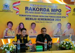 Pengamat media sosial dari Komunikonten, Hariqo Satria (kedua kanan), menyampaikan paparannya dalam Rakorda Media dan Penggalangan Opini (MPO) DPD Golkar Kalteng di Kota Palangka Raya, Selasa (29/3/2022). Dokumentasi DPD Partai Golkar Kalteng