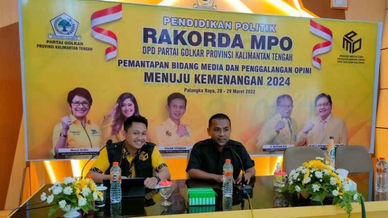 Pengamat media sosial dari Komunikonten, Hariqo Satria (kedua kanan), menyampaikan paparannya dalam Rakorda Media dan Penggalangan Opini (MPO) DPD Golkar Kalteng di Kota Palangka Raya, Selasa (29/3/2022). Dokumentasi DPD Partai Golkar Kalteng