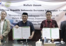 Anggota Ombudsman, Hery Susanto (kedua kanan), dan Rektor Uniba, Isradi Zainal (kedua kiri), menunjukkan nota kesepahaman (MoU) antara Ombudsman dan Uniba di Aula Uniba, Kaltim, pada Jumat (25/3/2022). Dokumentasi Ombudsman