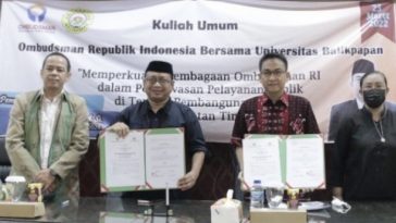 Anggota Ombudsman, Hery Susanto (kedua kanan), dan Rektor Uniba, Isradi Zainal (kedua kiri), menunjukkan nota kesepahaman (MoU) antara Ombudsman dan Uniba di Aula Uniba, Kaltim, pada Jumat (25/3/2022). Dokumentasi Ombudsman