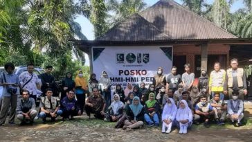 Kader HMI dan pengurus KAHMI dan FORHATI Sumbar foto bersama di sela-sela bakti sosial kepada korban gempa di Kabupaten Pasaman, Sumbar, pada Sabtu (19/3/2022). Foto Padang Ekspres