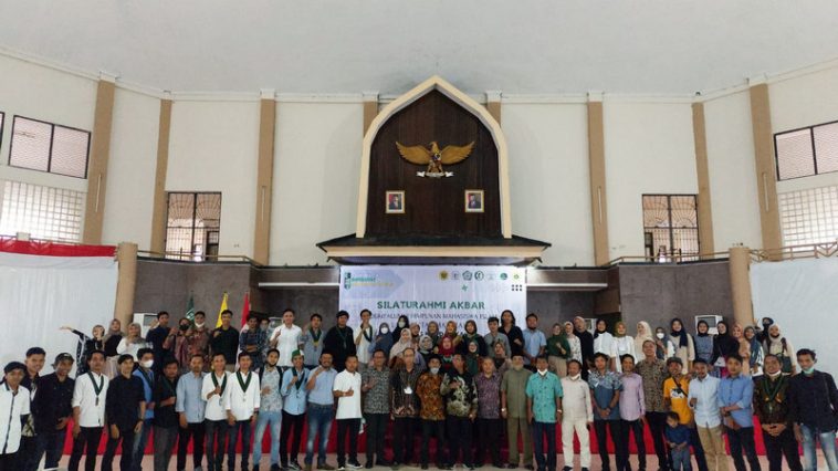 Kader dan alumni HMI foto bersama di sela-sela silaturahmi akbar kader HMI-KAHMI se-Universitas Mataram, NTB, pada Kamis (24/3/2022). Dokumentasi panitia