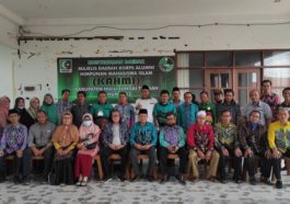 Para peserta foto bersama Presidium terpilih KAHMI HST usai Musda VIII KAHMI HST di Guest House Shaza Syari'ah Barabai, HST, Kalsel, pada Kamis (3/3/2022). Foto Antara/M. Taupik Rahman