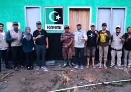 Koordinator Presidium MW KAHMI Jatim, Edi Purwanto atau Edi Ortega (keempat kiri), foto bersama korban erupsi Gunung Semeru yang juga penerima donasi serta pengurus KAHMI dan donatur di sela-sela penyerahan bantuan di Kabupaten Lumajang, Jatim, pada Minggu (13/3/2022). Dokumentasi MW KAHMI Jatim