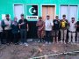 Koordinator Presidium MW KAHMI Jatim, Edi Purwanto atau Edi Ortega (keempat kiri), foto bersama korban erupsi Gunung Semeru yang juga penerima donasi serta pengurus KAHMI dan donatur di sela-sela penyerahan bantuan di Kabupaten Lumajang, Jatim, pada Minggu (13/3/2022). Dokumentasi MW KAHMI Jatim