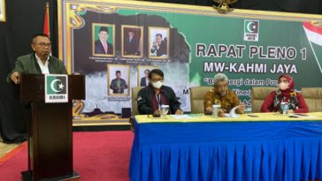 Ketua Umum MW KAHMI Jaya, Mohamad Taufik (kiri), memberikan sambutan dalam pembukaan Rapat Pleno I KAHMI Jaya di Jakarta Selatan, Sabtu (19/3/2022). Dokumentasi MW KAHMI Jaya