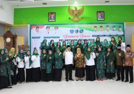 Jajaran pengurus MD KAHMI dan FORHATI Labuhanbatu 2022-2026 foto bersama Wakil Bupati Labuhanbatu, Elya Rosa Siregar, serta Ketua MW KAHMI dan FORHATI Sumut di sela-sela acara pelantikan pengurus di Ruang Data dan Karya Kantor Bupati Labuhanbatu, Sumut, pada Jumat (18/3/2022). Foto Karosatuklik.com