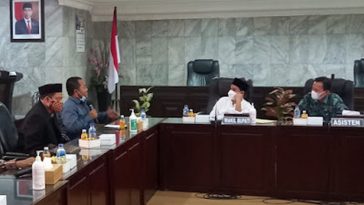 Wakil Bupati Muhammad Al Barra atau Gus Bara (kedua kanan) saat bertemu pengurus MD KAHMI Kabupaten Mojokerto dan membahas lembaga keuangan syariah di Ruang SKB Pemkab Mojokerto, Jatim, pada Jumat (4/3/2022). Foto Javasia.net
