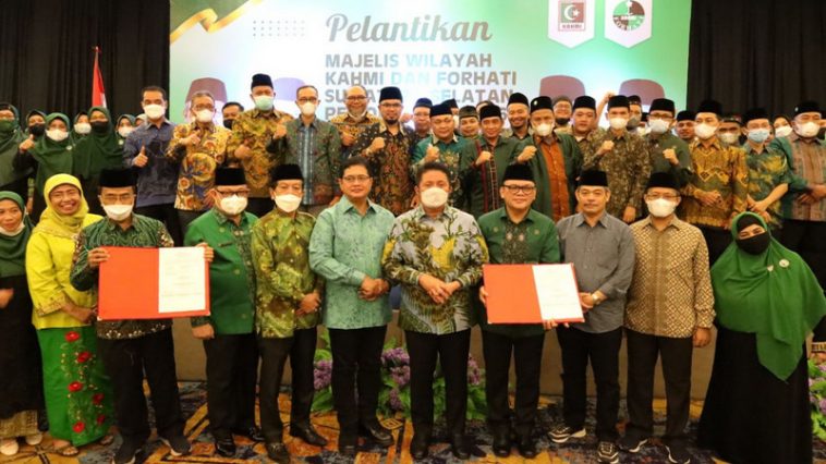 Para pengurus MW KAHMI dan FORHATI Sumsel 2021-2026 foto bersama Gubernur Herman Deru, Presidium Viva Yoga Mauladi, Sekjen Manimbang Kahariady, dan beberapa undangan di sela-sela pelantikan di Kota Palembang, Sumsel, pada Sabtu (12/3/2022). Dokumentasi Pemprov Sumsel