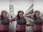 Pawang hujan Rara Isti Wulandari sedang melakukan ritual untuk meredakan hujan yang turun sesaat sebelum turnamen MotoGP dimulai di Sirkuit Mandalika, Pulau Lombok, NTB, pada Minggu (20/3/2022). Twitter/@MotoGP
