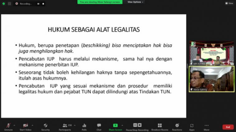 Guru Besar Universitas Hasanuddin (Unhas), Abrar Saleng (kanan bawah), menyampaikan paparannya dalam webinar "Legalitas dan Transparansi Pencabutan IUP Operasi Produksi dan Percepatan RKAB 2022 untuk PEN Sektor Minerba Pascapandemi Covid-19" yang digelar Lembaga Kajian Strategis MN KAHMI, Rabu (16/3/2022). Foto LMD MN KAHMI/Azka Rizqi